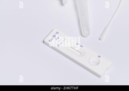 COVID-19 virus malattia controllo sanitario, Coronavirus pandemia globale crisi focolaio, Rapid Strep Kit test RST, Quick Antigen Detection Testing RADT, NHS Foto Stock