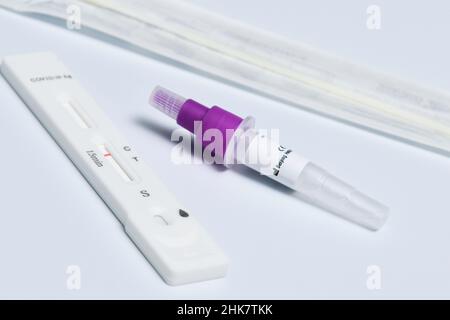 COVID-19 virus malattia controllo sanitario, Coronavirus pandemia globale crisi focolaio, Rapid Strep Kit test RST, Quick Antigen Detection Testing RADT, NHS Foto Stock