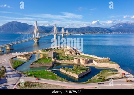 Il ponte Rio-Antirrio, ufficialmente il ponte Charilaos Trikoupis, i ponti più lunghi con stallini a più campate, la Grecia. Foto Stock