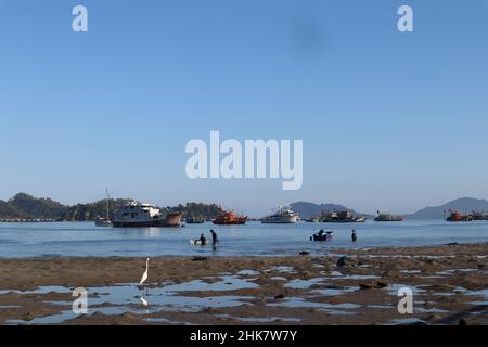 Anjung Senja È un ottimo luogo per prendere il famoso tramonto di KK con deliziosi piatti locali. Foto Stock