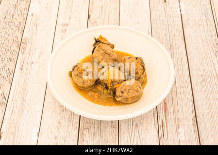 le polpette sono composte da una pallina, tra 5-10 cm di carne tritata mescolata con condimenti diversi a seconda del luogo, e cotta fritta, bollita o. Foto Stock