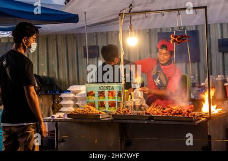 Mercato bancarelle sulla costa vicino mercato del pesce Kota Kinabalu Sabah Borneo Malesia Foto Stock