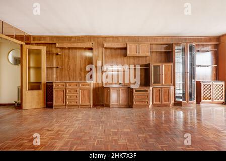 Spaziosa camera con murale in legno che copre una parete e legno di legno di colore coordinato Foto Stock