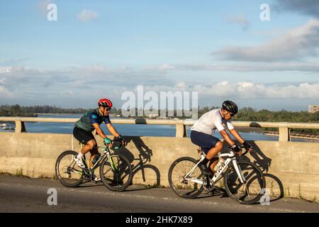 Ciclista sul ponte di Mengkabong Sabah Borneo Malesia Foto Stock