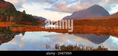 Bella luce del mattino su Loch Clair con Liathach sullo sfondo, Glen Torridon, North West Highlands, Scozia, Regno Unito. Foto Stock