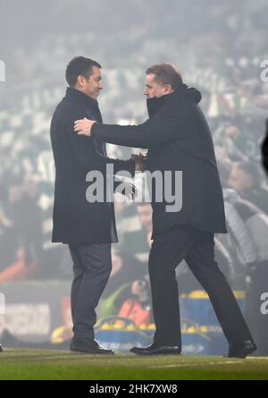 Glasgow, Scozia, 2nd febbraio 2022. Giovanni van Bronckhorst, direttore dei Rangers, saluta Ange Postecoglou Coach of Celtic prima della partita della Cinch Premiership al Celtic Park di Glasgow. Il credito dell'immagine dovrebbe leggere: Neil Hanna / Sportimage Foto Stock