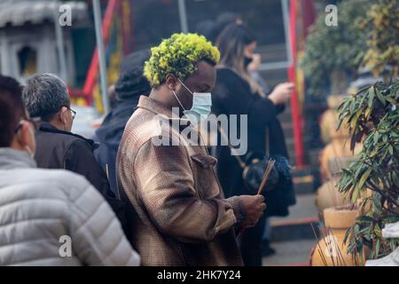 Larry Overstreet (centro) offre incenso ad un Buddha alla celebrazione del Capodanno lunare al Tempio di Ksitigarbha a Lynnwood, Washington martedì, febbraio Foto Stock