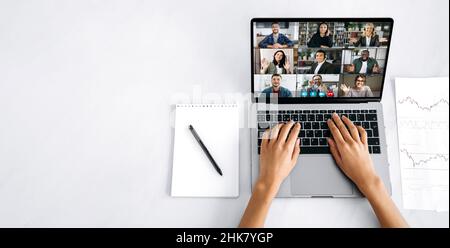 Riunione virtuale online. Incontro d'affari a distanza, sullo schermo del portatile, persone riunite in una videoconferenza per lavorare online, discutere idee, pianificare la strategia tramite videochiamata. Spazio copia, mock-up Foto Stock