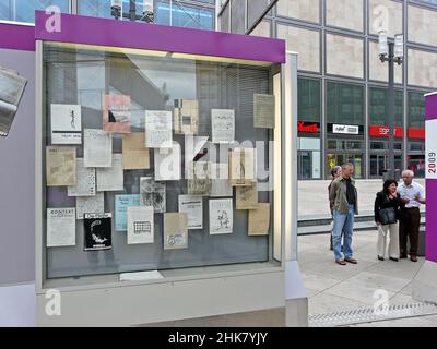 Berlino, Germania, giugno 2009. Mostra all'aperto ad Alexanderplatz per celebrare il 20th° anniversario della pacifica Rivoluzione nella Germania dell'Est. Vetrina con riviste samizdat di attivisti dei diritti civili della Germania orientale. Foto Stock