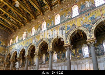 Monreale, Sicilia, Italia - 26 agosto 2017: Vista della navata decorata con affreschi del Duomo di Monreale Foto Stock