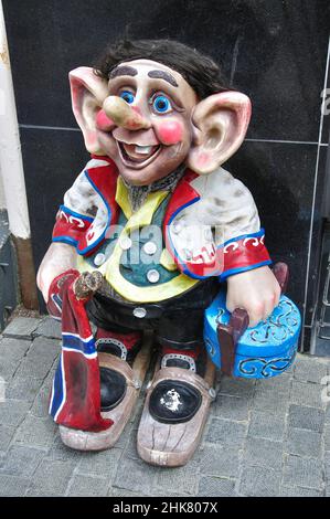 Norwegian Troll (folklore nordico) all'esterno del negozio di souvenir, Kristiansand (Christiansand), contea di Agder, Norvegia Foto Stock