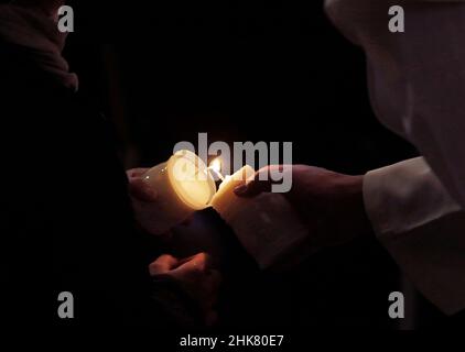 Città del Vaticano, Italien. 02nd Feb 2022. Papa Francesco "Festa delle candele" durante la Santa Messa per la solennità della presentazione del Signore presso la basilica di San Pietro in Vaticano. Il 2 febbraio 2022 Credit: dpa/Alamy Live News Foto Stock