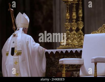 Città del Vaticano, Italien. 02nd Feb 2022. Papa Francesco "Festa delle candele" durante la Santa Messa per la solennità della presentazione del Signore presso la basilica di San Pietro in Vaticano. Il 2 febbraio 2022 Credit: dpa/Alamy Live News Foto Stock