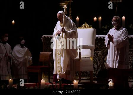 Città del Vaticano, Italien. 02nd Feb 2022. Papa Francesco "Festa delle candele" durante la Santa Messa per la solennità della presentazione del Signore presso la basilica di San Pietro in Vaticano. Il 2 febbraio 2022 Credit: dpa/Alamy Live News Foto Stock