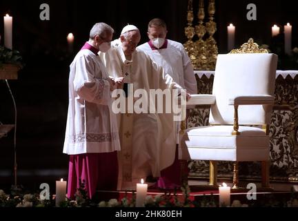 Città del Vaticano, Italien. 02nd Feb 2022. Papa Francesco "Festa delle candele" durante la Santa Messa per la solennità della presentazione del Signore presso la basilica di San Pietro in Vaticano. Il 2 febbraio 2022 Credit: dpa/Alamy Live News Foto Stock