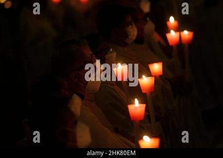 Città del Vaticano, Italien. 02nd Feb 2022. Papa Francesco "Festa delle candele" durante la Santa Messa per la solennità della presentazione del Signore presso la basilica di San Pietro in Vaticano. Il 2 febbraio 2022 Credit: dpa/Alamy Live News Foto Stock