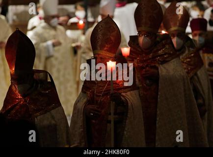 Città del Vaticano, Italien. 02nd Feb 2022. Papa Francesco "Festa delle candele" durante la Santa Messa per la solennità della presentazione del Signore presso la basilica di San Pietro in Vaticano. Il 2 febbraio 2022 Credit: dpa/Alamy Live News Foto Stock