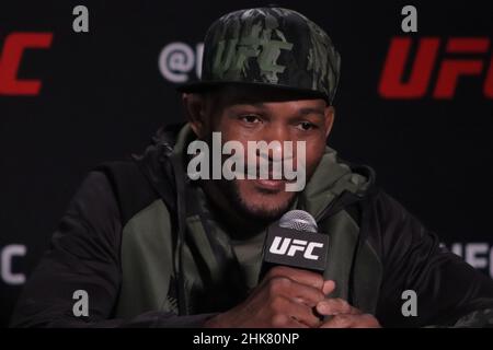 LAS VEGAS, NV - FEBBRAIO 2: Carlston Harris interagisce con i media durante la UFC Vegas 47: Hermansson contro Srickland Media Day alla UFC Apex il 2 febbraio 2022 a Las Vegas, Nevada, Stati Uniti. (Foto di Diego Ribas/PxImages) Foto Stock