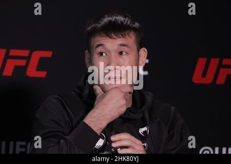 LAS VEGAS, NV - FEBBRAIO 2: Shavkat Rakhmonov interagisce con i media durante la UFC Vegas 47: Hermansson / Srickland Media Day alla UFC Apex il 2 febbraio 2022 a Las Vegas, Nevada, Stati Uniti. (Foto di Diego Ribas/PxImages) Foto Stock