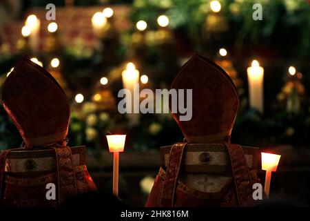 Città del Vaticano, Italien. 02nd Feb 2022. Papa Francesco "Festa delle candele" durante la Santa Messa per la solennità della presentazione del Signore presso la basilica di San Pietro in Vaticano. Il 2 febbraio 2022 Credit: dpa/Alamy Live News Foto Stock