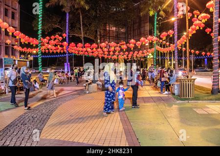 Mercato notturno di Gaya Street durante la costruzione fino alle celebrazioni di Capodanno cinese a Kota Kinabalu Sabah Borneo Malesia Foto Stock