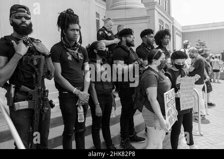 I manifestanti armati neri nella contea storicamente razzista di Forsyth, Georgia Foto Stock