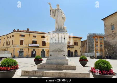 NORCIA, ITALIA - 12 GIUGNO 2019: Norcia, città situata nel cuore del Parco Nazionale dei Monti Sibillini, gravemente danneggiata dai terremoti del 20 Foto Stock