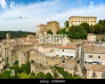 Veduta aerea di Sorano, antica cittadina collinare medievale appesa a un tufo sul fiume Lente. Patrimonio etrusco. Provincia Grosseto, Toscana, IT Foto Stock