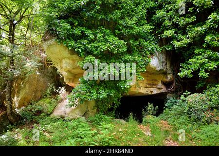 Antiche grotte scavate nella roccia tufo e utilizzate per l'abitazione umana in tempi antichi. Parco archeologico di Città del Tufo. Sorano, Sovana, Toscana, Italia. Foto Stock