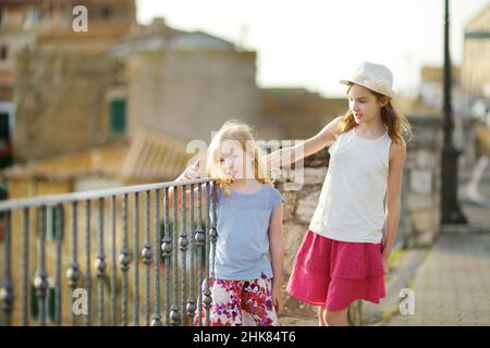 Giovani ragazze che esplorano la famosa città di Pitigliano, situata in cima a una cresta vulcanica di tufo, conosciuta come la piccola Gerusalemme. Belle città e ville italiane Foto Stock