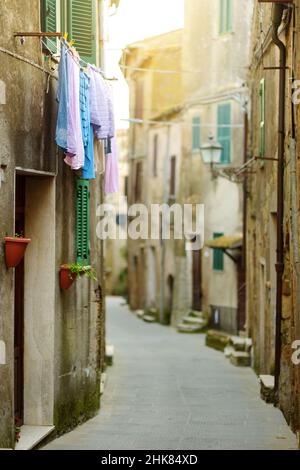 Strette stradine antiche della famosa città di Pitigliano, situate in cima a una cresta vulcanica di tufo, conosciuta come la piccola Gerusalemme. Belle città e ville italiane Foto Stock