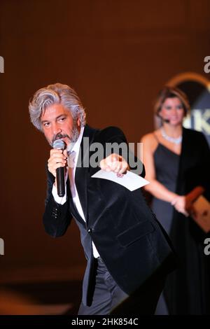 ISTANBUL, TURCHIA - 17 NOVEMBRE: Famoso attore turco, ospite, thespian e serie televisiva star Behzat Uygur ritratto il 8 novembre 2014 a Istanbul, Turchia. Foto Stock