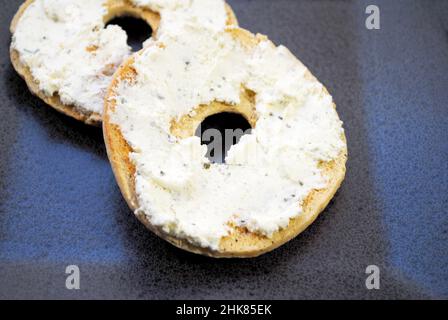 Assottigliate tutto il bagno con aglio e formaggio cremoso alle erbe Foto Stock