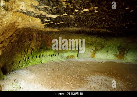 Antiche grotte scavate nella roccia tufo e utilizzate per l'abitazione umana in tempi antichi. Parco archeologico di Città del Tufo. Sorano, Sovana, Toscana, Italia. Foto Stock