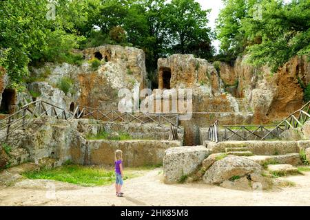 Resti della tomba di Ildebranda nella necropoli etrusca di Sovana. Parco archeologico di Città del Tufo. Sorano, Sovana, Tuff città in Toscana, Ital Foto Stock