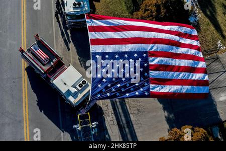 Timonium, MD, USA. 2nd Feb 2022. 2 febbraio 2022: Apparecchio di fuoco trasportare i contenitori dei vigili del fuoco caduti Lt. Paul Butrim, Vigili del fuoco/Medic Kenny Lacayo e Lt. Kelsey Sadler ai giardini commemorativi di Dulaney Valley a Timonium, Maryland per il loro interment. I vigili del fuoco sono stati uccisi la settimana scorsa quando il rompicapo in cui stavano combattendo un fuoco è crollato, uccidendoli. Scott Serio/ESW/CSM/Alamy Live News Foto Stock