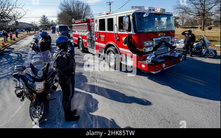 Timonium, MD, USA. 2nd Feb 2022. 2 febbraio 2022: Apparecchio di fuoco trasportare i contenitori dei vigili del fuoco caduti Lt. Paul Butrim, Vigili del fuoco/Medic Kenny Lacayo e Lt. Kelsey Sadler ai giardini commemorativi di Dulaney Valley a Timonium, Maryland per il loro interment. I vigili del fuoco sono stati uccisi la settimana scorsa quando il rompicapo in cui stavano combattendo un fuoco è crollato, uccidendoli. Scott Serio/ESW/CSM/Alamy Live News Foto Stock