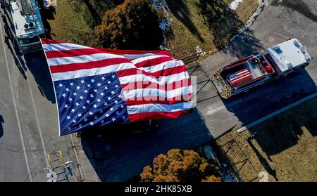 Timonium, MD, USA. 2nd Feb 2022. 2 febbraio 2022: Apparecchio di fuoco trasportare i contenitori dei vigili del fuoco caduti Lt. Paul Butrim, Vigili del fuoco/Medic Kenny Lacayo e Lt. Kelsey Sadler ai giardini commemorativi di Dulaney Valley a Timonium, Maryland per il loro interment. I vigili del fuoco sono stati uccisi la settimana scorsa quando il rompicapo in cui stavano combattendo un fuoco è crollato, uccidendoli. Scott Serio/ESW/CSM/Alamy Live News Foto Stock