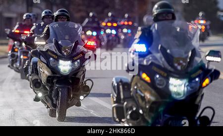 Timonium, MD, USA. 2nd Feb 2022. 2 febbraio 2022: Apparecchio di fuoco trasportare i contenitori dei vigili del fuoco caduti Lt. Paul Butrim, Vigili del fuoco/Medic Kenny Lacayo e Lt. Kelsey Sadler ai giardini commemorativi di Dulaney Valley a Timonium, Maryland per il loro interment. I vigili del fuoco sono stati uccisi la settimana scorsa quando il rompicapo in cui stavano combattendo un fuoco è crollato, uccidendoli. Scott Serio/ESW/CSM/Alamy Live News Foto Stock