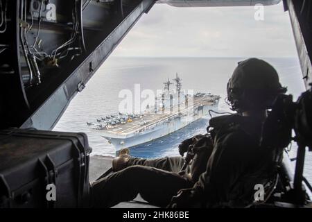 MARE DI SULU (Gen. 28, 2022) Una marina statunitense assegnata a Marine Medium Tiltrotor Squadron (VMM) 165 (rinforzato), 11th Marine Expeditionary Unit (MEU), osserva una nave d'assalto anfibio di classe Wasp USS Essex (LHD 2) dall'interno di una MV-22B Osprey collegata a VMM 165 (Rein.), 11th MEU, Durante un evento di visita distinto a bordo di Essex a sostegno di Marine Exercise Filippine (MAREX 22 PH), 28 gennaio 2022. MAREX 22 PH dimostra l'impegno degli Stati Uniti nei confronti della regione e dei nostri alleati di lunga data. Cerchiamo di costruire relazioni durature e reciprocamente vantaggiose e investiamo nella formazione per garantire un libero e aperto Foto Stock