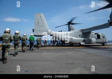 MARE DI SULU (Gen. 28, 2022) i membri delle forze armate delle Filippine e i rappresentanti del governo di Palawan, caricano su un MV-22B Osprey attaccato a Marine Medium Tiltrotor Squadron (VMM) 165 (rinforzato), 11th Marine Expeditionary Unit, a bordo di una nave d'assalto anfibio di classe Wasp USS Essex (LHD 2), durante un evento di visita distinto a bordo di USS Essex (LHD 2) a sostegno di Marine Exercise Filippine (MAREX 22 PH), 28 gennaio 2022. MAREX 22 PH dimostra l'impegno degli Stati Uniti nei confronti della regione e dei nostri alleati di lunga data. Cerchiamo di costruire relazioni durature e reciprocamente vantaggiose e investiamo io Foto Stock