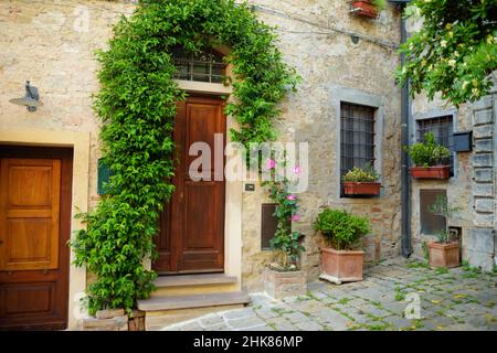 Incantevoli strade antiche di Volterra, conosciute per il suo ricco patrimonio etrusco, situate su un'alta collina che domina il pittoresco paesaggio. Toscana, Italia. Foto Stock