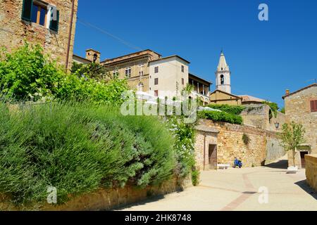 Stretta strada di Pienza, un piccolo borgo situato nella splendida valle della Toscana, conosciuta come la "città ideale del Rinascimento" e una 'capitale' del pecor Foto Stock