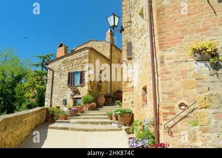 Stretta strada di Pienza, un piccolo borgo situato nella splendida valle della Toscana, conosciuta come la "città ideale del Rinascimento" e una 'capitale' del pecor Foto Stock