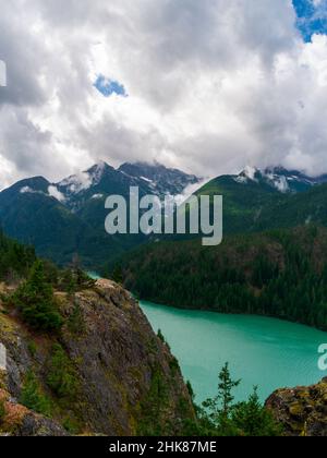 Bel lago Diablo nel North Cascades National Park, Washington, Stati Uniti Foto Stock