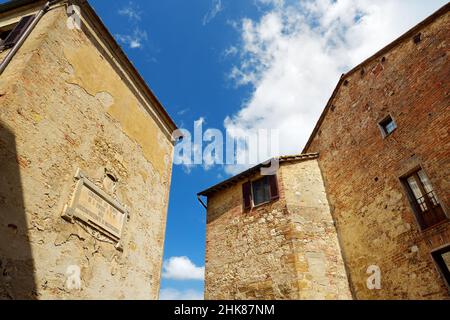 Strette stradine antiche della città di Montepulciano, situate sulla cima di un crinale calcareo circondato da vigneti. Territorio del vino Nobile, conosciuto in tutto il mondo Foto Stock