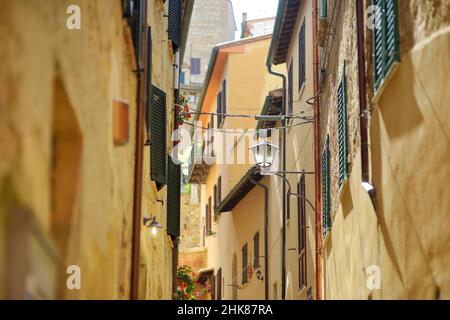 Strette stradine antiche della città di Montepulciano, situate sulla cima di un crinale calcareo circondato da vigneti. Territorio del vino Nobile, conosciuto in tutto il mondo Foto Stock