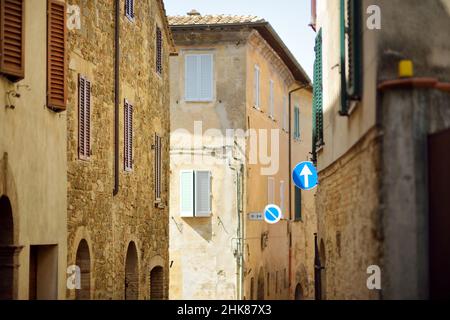 Affascinante via medievale di Montalcino, situata sulla cima di una collina e circondata da vigneti, conosciuta in tutto il mondo per la produzione di deliziosi Foto Stock