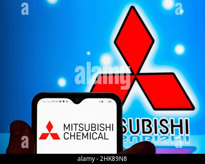 Ucraina. 02nd Feb 2022. In questa foto, il logo Mitsubishi Chemical Holdings viene visualizzato sullo schermo di uno smartphone con il logo Mitsubishi Corporation sullo sfondo. Credit: SOPA Images Limited/Alamy Live News Foto Stock