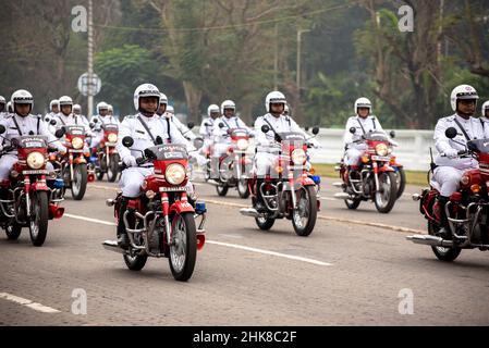 Calcutta, India - 24 gennaio 2022: La polizia di Calcutta pratica la loro parata durante il giorno della repubblica. La cerimonia è fatta ogni anno dall'esercito indiano Foto Stock